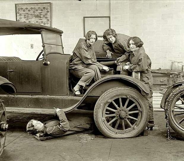 Девушки-автослесари, 1927 г. Весь Мир в объективе, ретро, старые фото