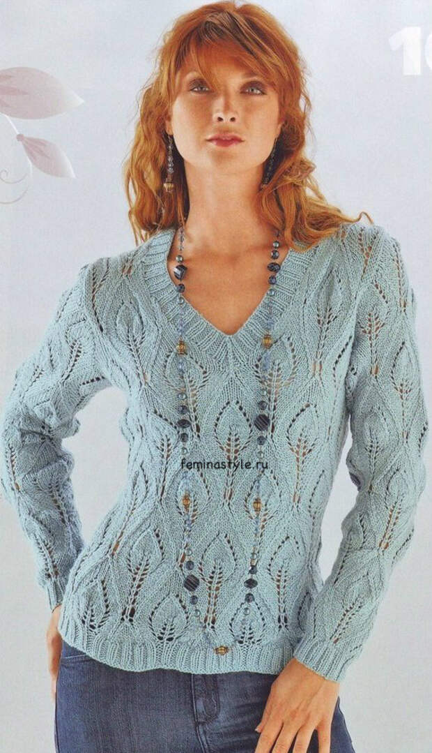 Женский голубой пуловер спицами