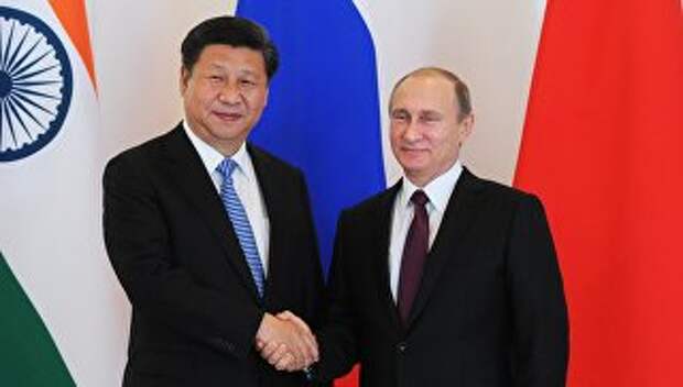 Президент России Владимир Путин (справа) и председатель Китайской Народной Республики (КНР) Си Цзиньпин. Архивное фото