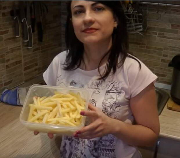 Картофель нарезан при помощи картофелерезки. Картофель нарезан при помощи картофелерезки.