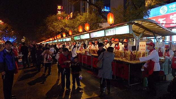 004 Donghuamen night market in Beijing 6 Самые вкусные места мира