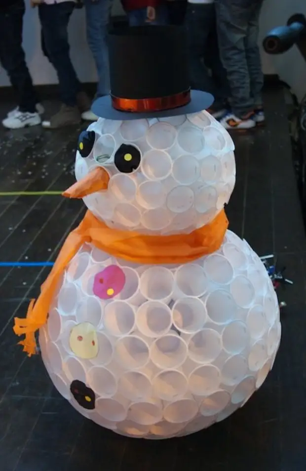 Снеговик из пластиковых стопок своими руками пошагово. Cнеговик из пластиковых стаканчиков