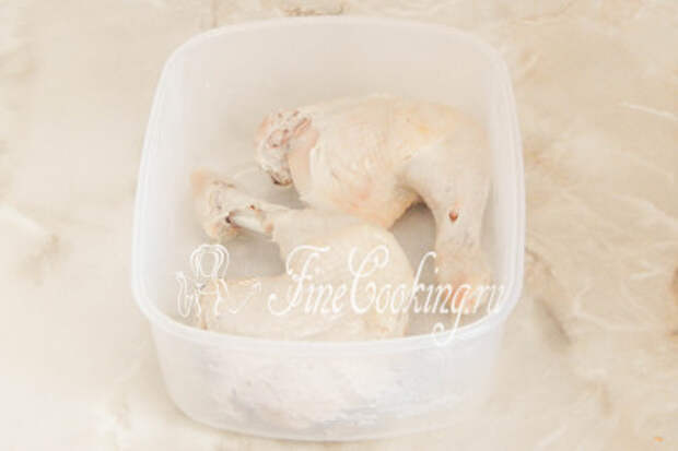 Даем отварной курице остыть до теплого состояния (чтобы не обжечь руки), после чего снимаем кожу (если любите, можете ее скушать или добавить в начинку в измельченном виде) и удаляем кости