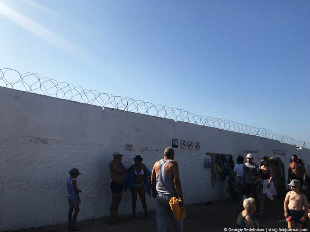 В Севастополе пляж обнесли колючкой, теперь как тюрьма!
