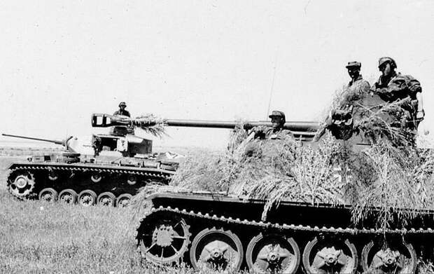Самоходка и танк дивизии «Викинг»во время битвы за Кавказ