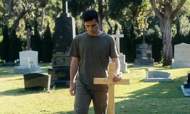 Православные обычаи запрещают выбрасывать старых крест с могилы