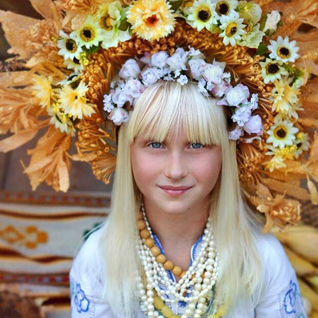 cовременные женщины носят традиционные украинские венки 