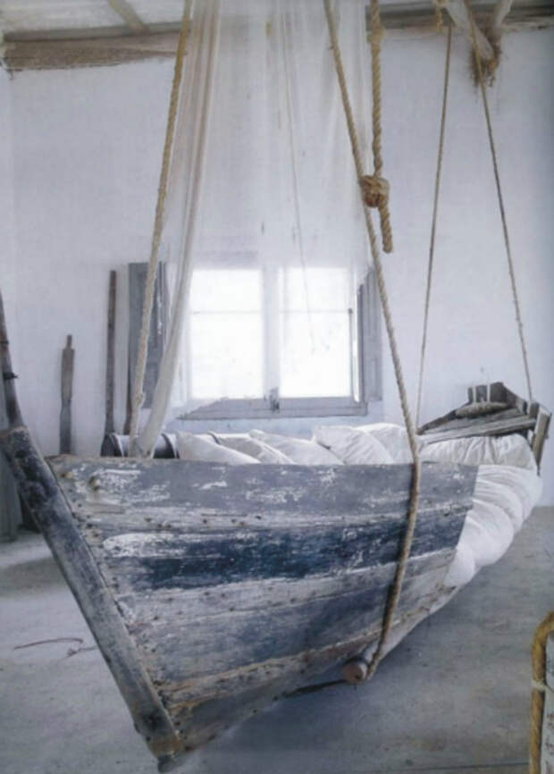 Кровать из лодки.