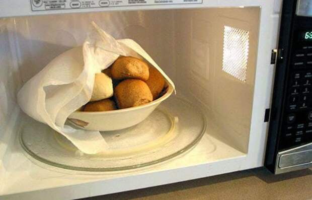 Используйте влажное бумажное полотенце, когда готовите в микроволновке, чтобы блюда не были резиновыми. / Фото: mirrasteniy.com