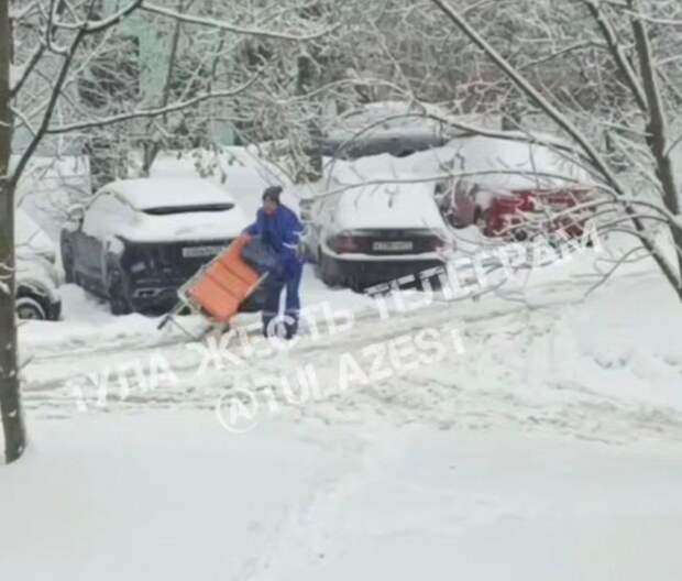 В Туле медики вынуждены самостоятельно пробираться по снегу к пациентам