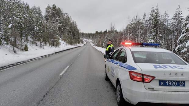 Жителей Свердловской области предупредили об опасностях на дорогах из-за снега и гололеда