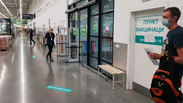 Песков назвал уровень вакцинации от COVID-19 в России непозволительно низким