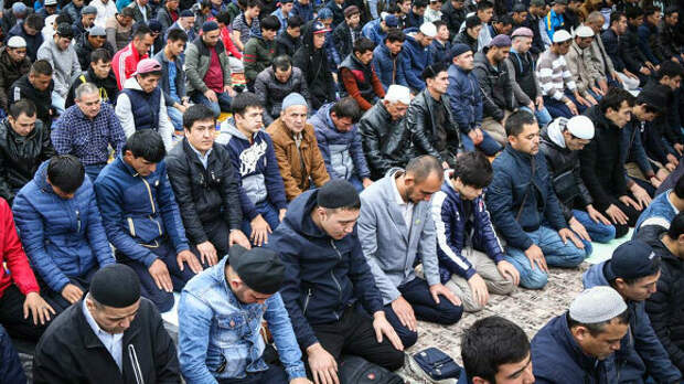 Тысячи мусульман заполнили улицы Петербурга: в городе отмечают Курбан-байрам (фото)