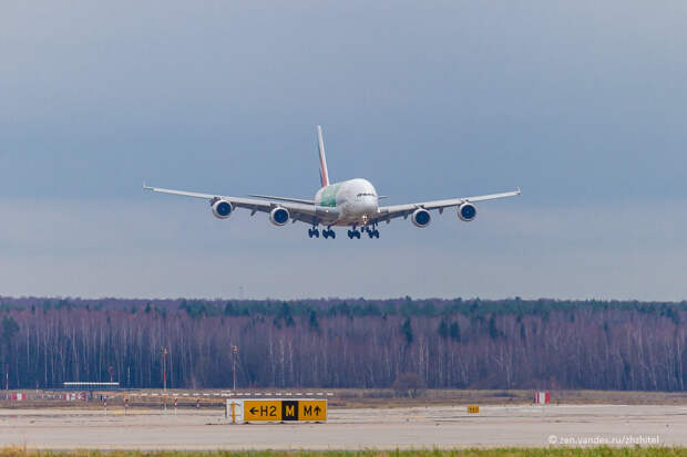 Airbus A380 заходит на посадку в Домодедово