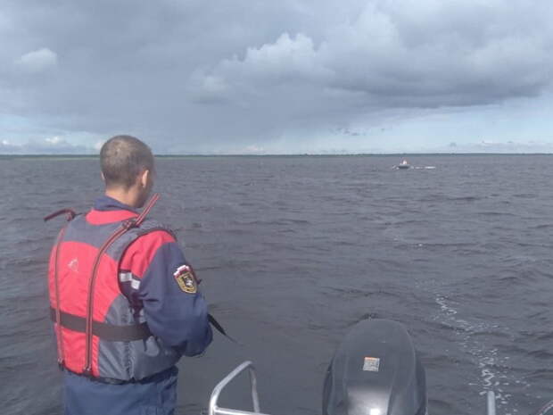 Спасатели вернули на берег из Ладожского озера пенсионера на лодке