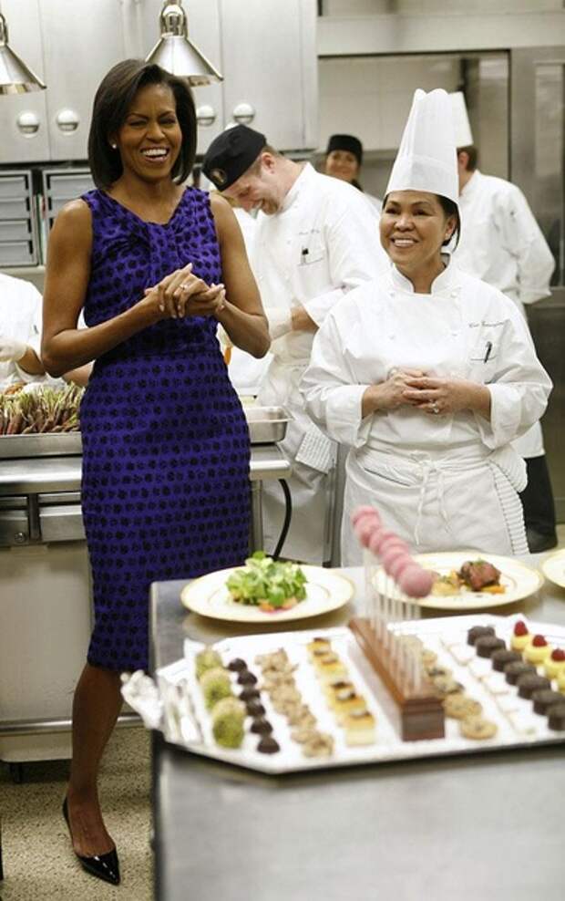 Главный кулинар Белого дома Кристета Комерфорд начинала еще при Джордже Буше-младшем. Нынешняя супруга президента, Мишель Обама, вдохновляет повариху на приготовление исключительно здоровых блюд. Фото: trendymen.ru