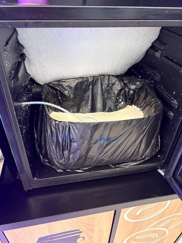 В ТРЦ "Донецк Сити" в кофейном аппарате молоко хранится в мусорном