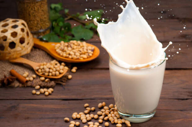 Растительное молоко как альтернатива коровьему. / Фото: ingredientsnetwork.com.