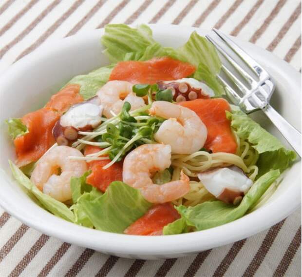 Салат из рисовой лапши и морепродуктов