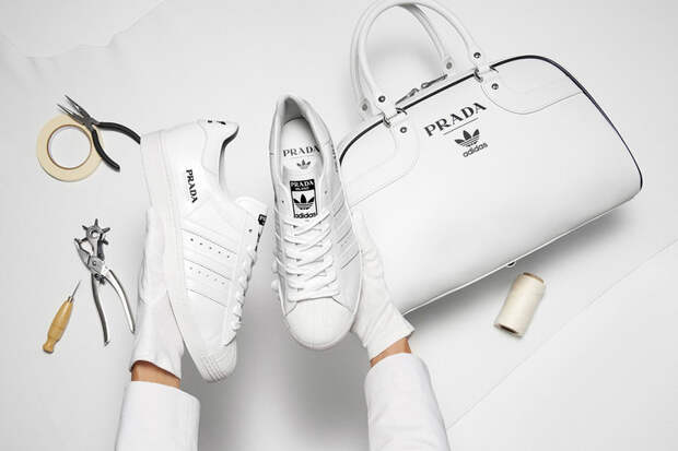 3 фото коллаборации Prada и Adidas. Она напоминает посылку с Aliexpress