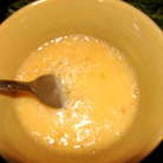 В плошку разбить два яйца и взбить с небольшим количеством тертого сыра "пармезан".