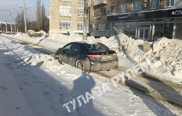 Трамваи встали у автовокзала в Туле из-за застрявшего авто