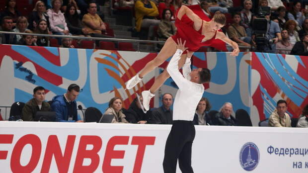 Мишина и Галлямов выиграли короткую программу, опередив Бойкову и Козловского на 0,01 балла