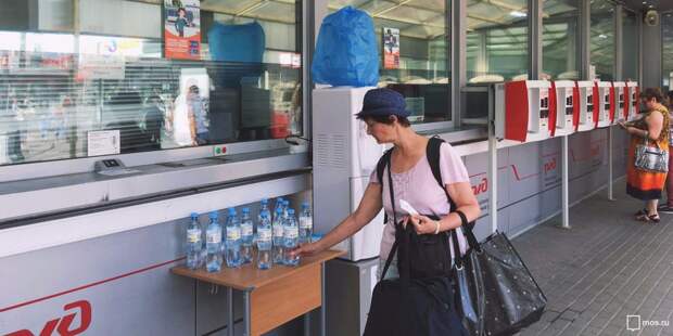 В часы пик на станции Выхино бесплатно раздают питьевую воду