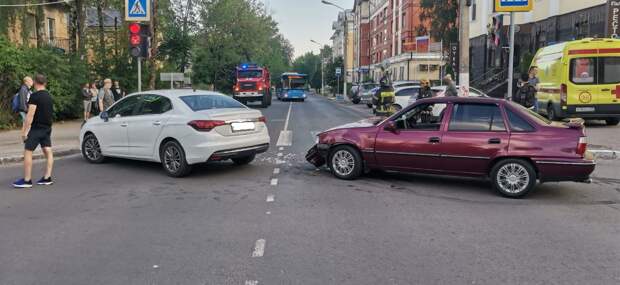 Пенсионерка получила травмы при столкновении двух иномарок в Твери