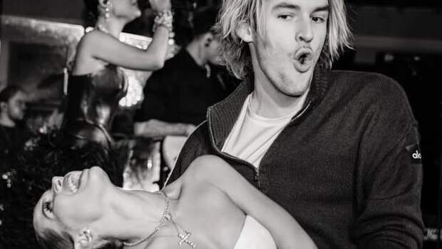 Перешел от слов к действию: сын Дубцовой отчаянно флиртует с Авророй Киба