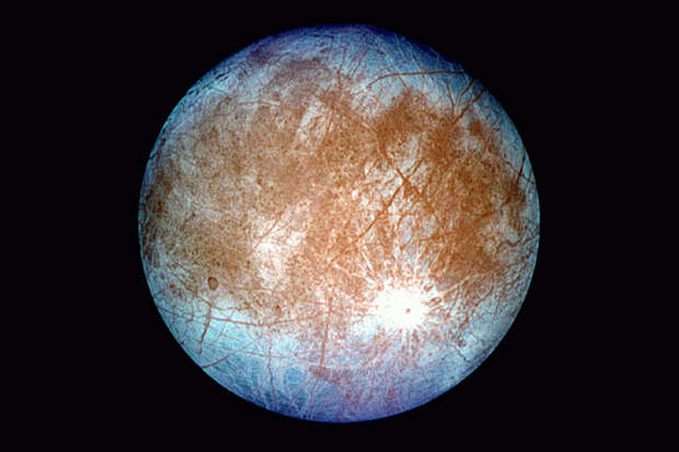 Европа, спутник Юпитера. Есть надежда, что под верхней ледяной коркой находится достаточно большой объем воды 