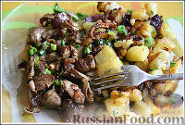 Фото к рецепту: Куриные сердечки с жареной картошкой, с луком