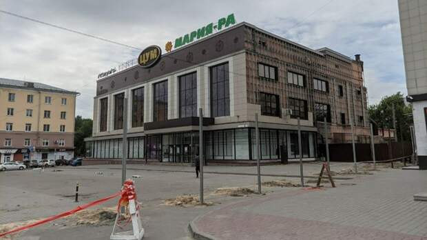 В Барнауле начали разбирать здание ЦУМа. Фото
