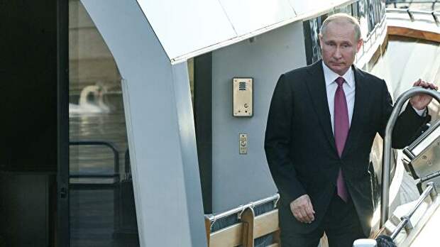 Президент РФ Владимир Путин на борту катера Култаранта-8 перед рабочим обедом с президентом Финляндии Саули Ниинистё