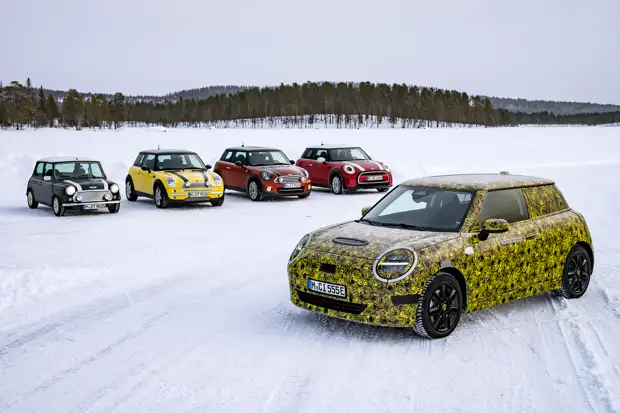 Видео: новый Mini привезли на зимние испытания вместе с предыдущими моделями