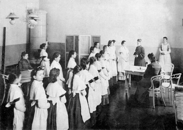 Смольный институт благородных девиц. Медицинский осмотр. Выпускной альбом 1889 года. / Фото: www.b17.ru Смольный институт благородных девиц. Медицинский осмотр. Выпускной альбом 1889 года. / Фото: www.b17.ru