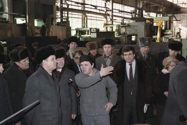 СССР. Свердловск. 9 марта 1987 года. Председатель Совета Министров СССР Николай Иванович Рыжков, первый секретарь Свердловского обкома КПСС Ю.В. Петров и председатель исполкома областного Совета народных депутатов О.И. Лобов во время посещения ПО «Уралхиммаш». 35 лет назад началась перестройка. Как желание Горбачева сделать СССР лучше разрушило страну
