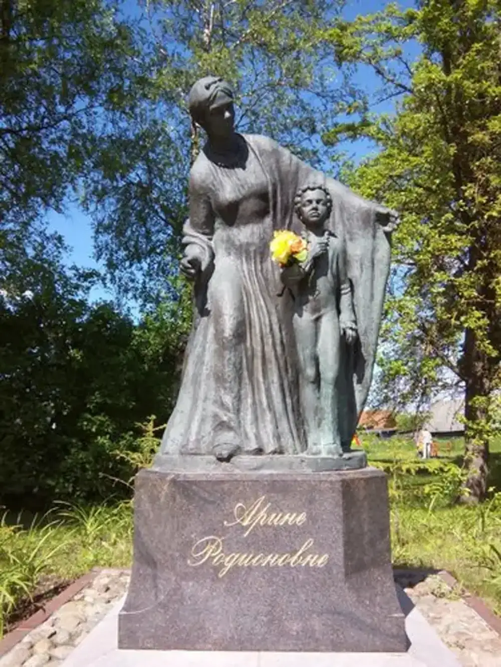 Памятник Арины Родионовны в Гатчине