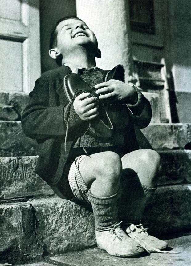 Верфель, 6-летний австрийский сирота, прижимает к груди новые ботинки, выданные ему Красным Крестом (1946 г.) подборка фото, хорошие фото, эмоции