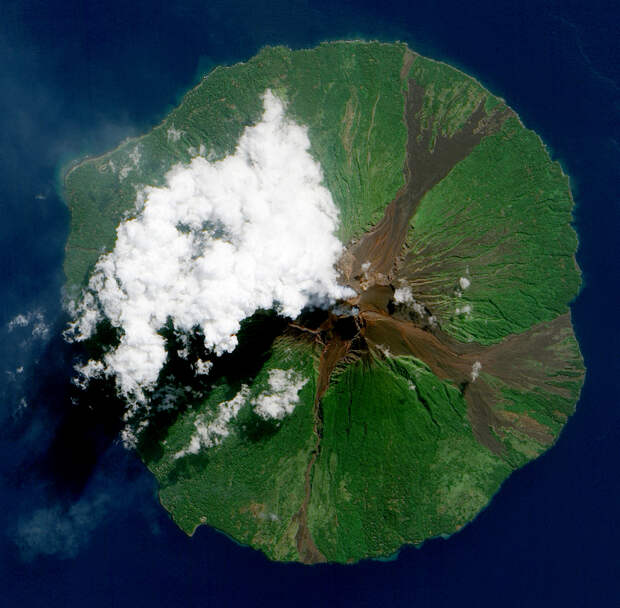 Папуа — Новая Гвинея. (NASA Goddard Space Flight Center/Jesse Allen)