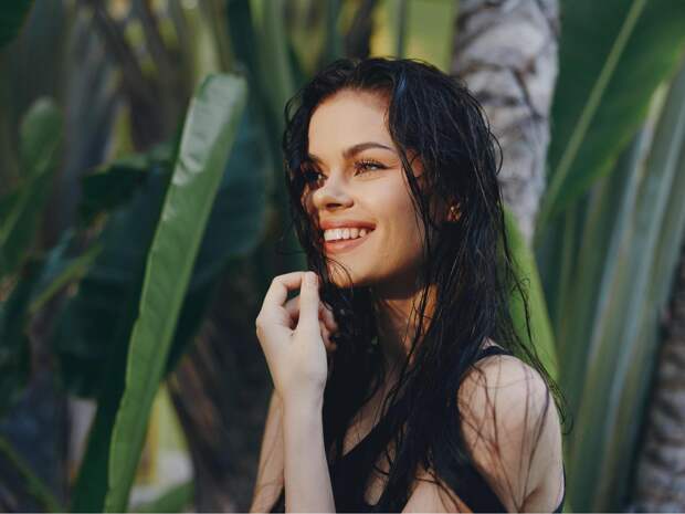 Рассказываем, какие средства помогут защитить локоны от солнца и высоких температур.