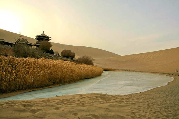 Китайский оазис в пустыне в форме полумесяца
