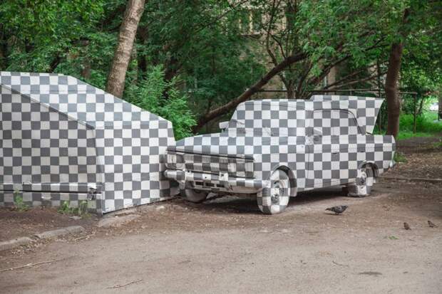 В Екатеринбурге гараж и "Москвич" вырезали из реальности art, Арт-Объект, гараж, граффити, заброшенные автомобили, искусство, москвич, художник