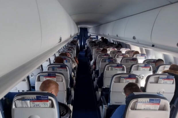 Пассажир самолета отравил бортпроводников конфетами с наркотиками