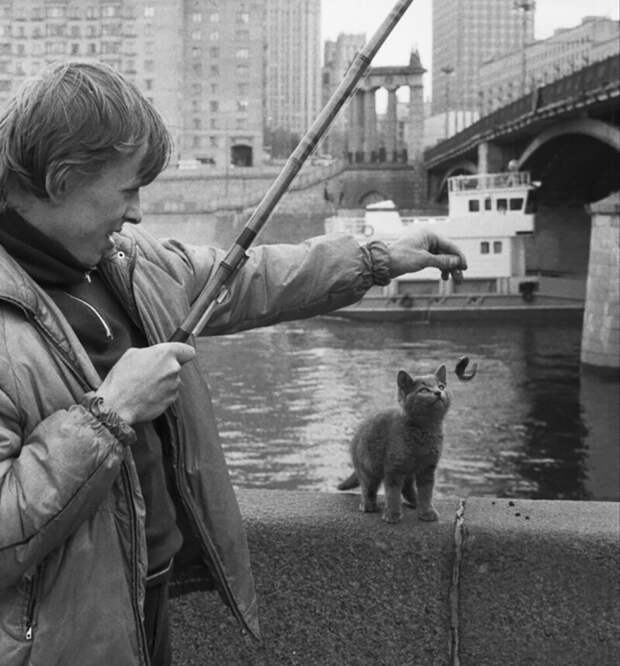 Рыбак и кошка на берегу Москвы-реки. Москва. СССР. 1987 г. Фото Андрея Соловьева