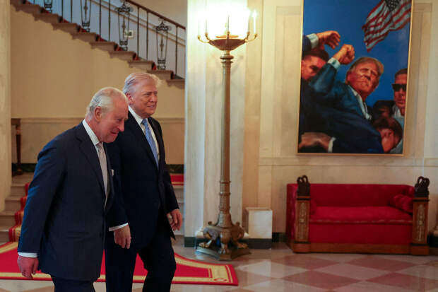 CNN: Карл III подарил Трампу колокол с подводной лодки, разобранной на металлолом