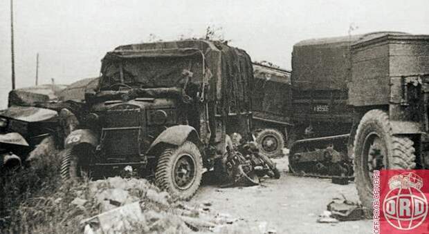Дорога на Дюнкерк. Брошенная английская техника. В центре – Morris-Commercial CD-type 1933 года.