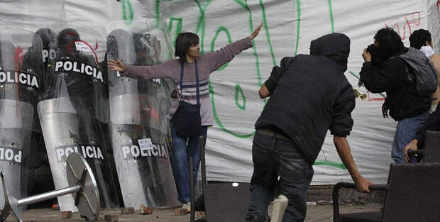 compassionoverviolence23 30 фотопримеров человеческого сострадания во время акций протеста