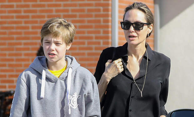 СМИ: 13-летняя дочь Анджелины Джоли и Брэда Питта сменила имя на мужское