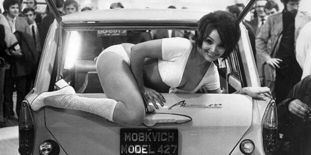 Москвич 427, мотор-шоу в Эрлс Корт (Лондон), октябрь 1970 года автовыставка, девушки, девушки и авто, ретро фото